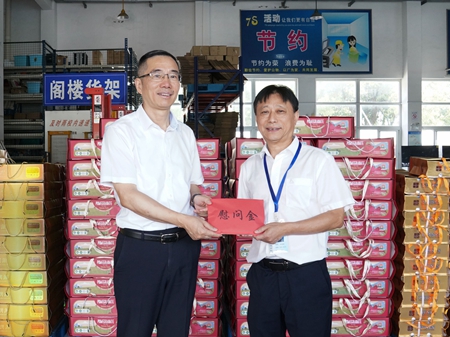 【20240906】集團領導慰問交通學校教師，柏衛(wèi)東（左）吳曉斌（右）（李阿梅攝）.jpg